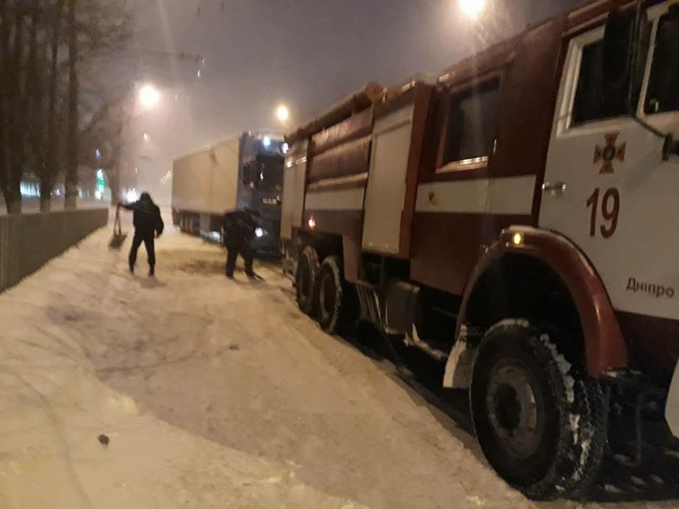 Сотрудники ГСЧС доставали легковые и грузовые автомобили