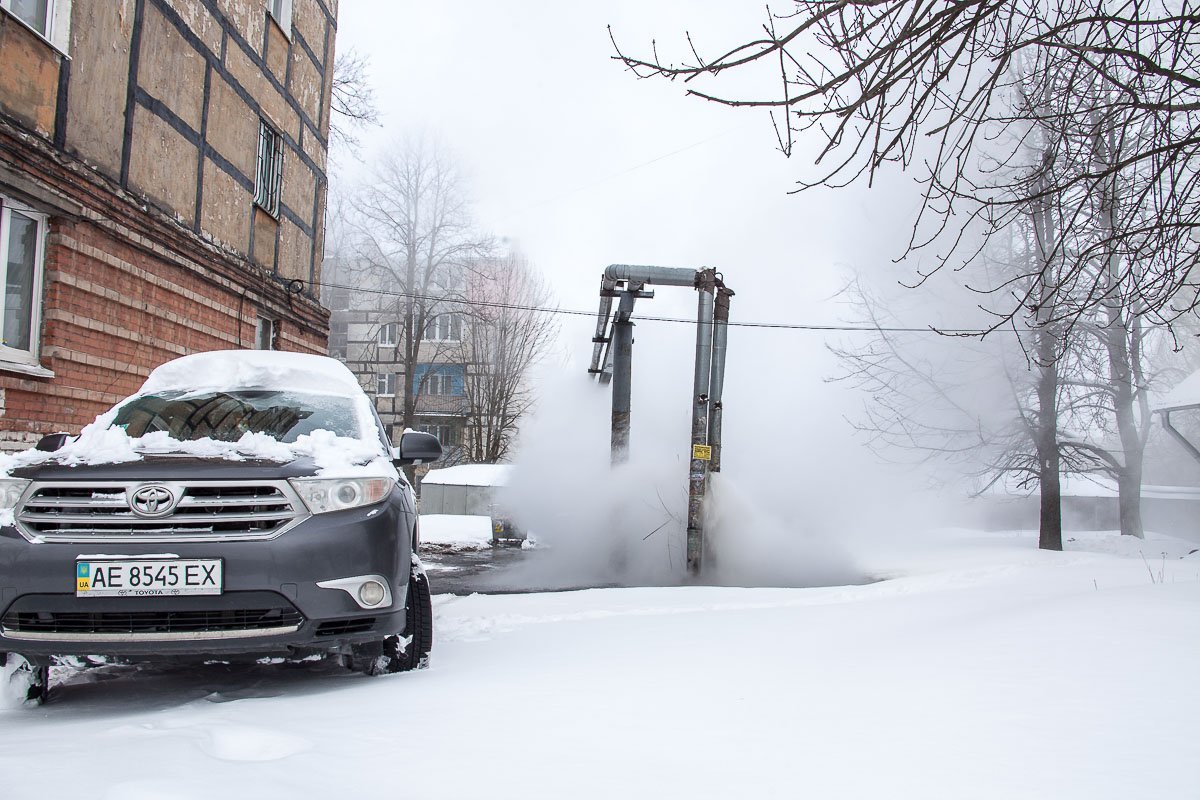 Во дворе прорвало теплотрассу Во дворе прорвало теплотрассу