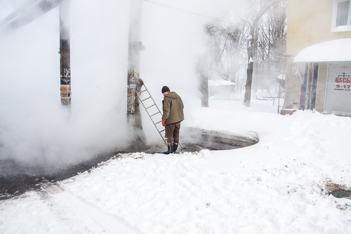 Из-за влаги и горячего пара, который шел из трубы, возле места прорыва шел снег Из-за влаги и горячего пара, который шел из трубы, возле места прорыва шел снег