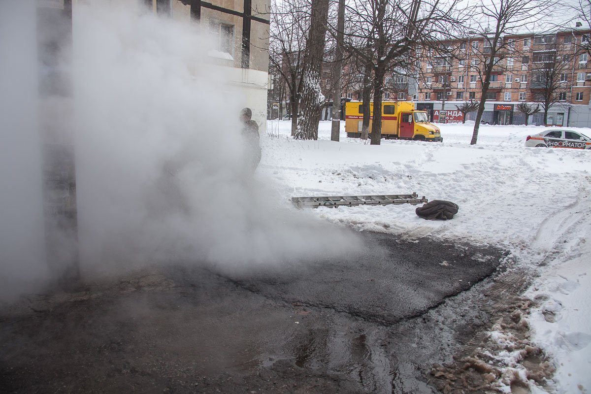 Сейчас коммунальщики устраняют аварию Сейчас коммунальщики устраняют аварию