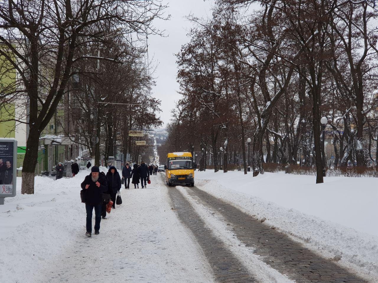 Из-за не расчищенных тротуаров люди ходят по проезжей части