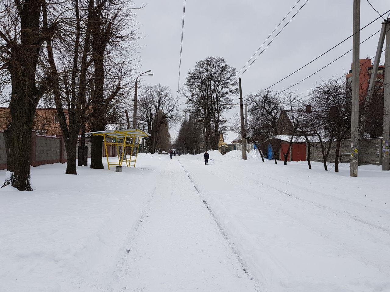 Кто-то даже ходит по трамвайным путям