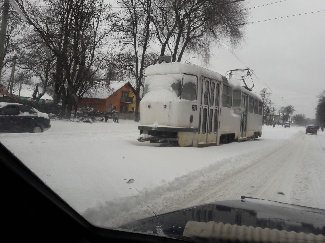 Трамваи пытаются двигаться по маршруту Трамваи пытаются двигаться по маршруту
