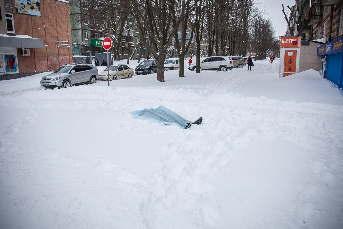 Около 8:00, на проспекте Александра Поля, 117, обнаружили труп мужчины Около 8:00, на проспекте Александра Поля, 117, обнаружили труп мужчины