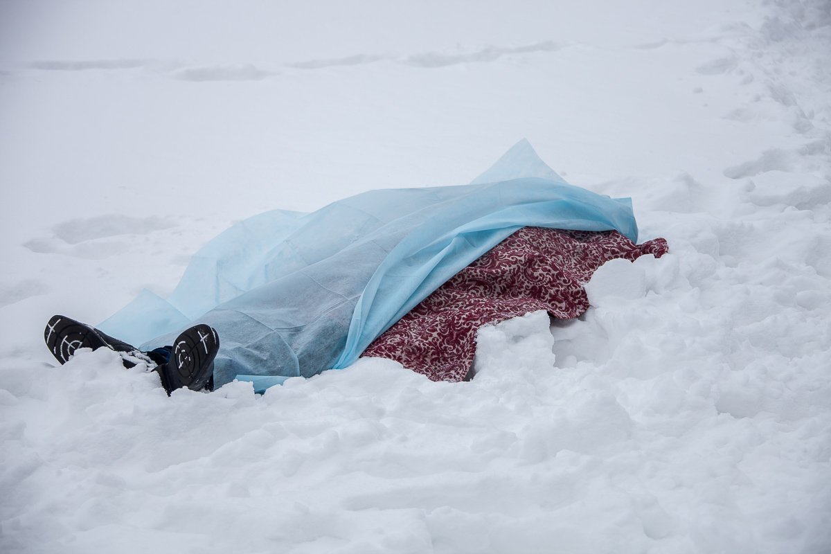 Патрульные вызвали на место следственно-оперативную группу и судмедэкспертов Патрульные вызвали на место следственно-оперативную группу и судмедэкспертов