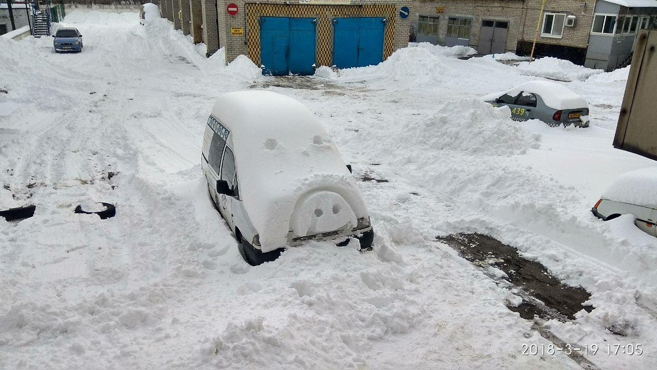 В Днепре машины замело снегом: удивительные фотографии и видео с высоты 1