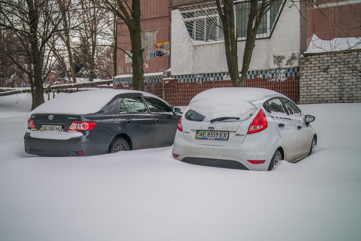 Когда долго выбирал машину определенного цвета, чтобы узнавать ее издалека, а под снегом ее все равно не видно