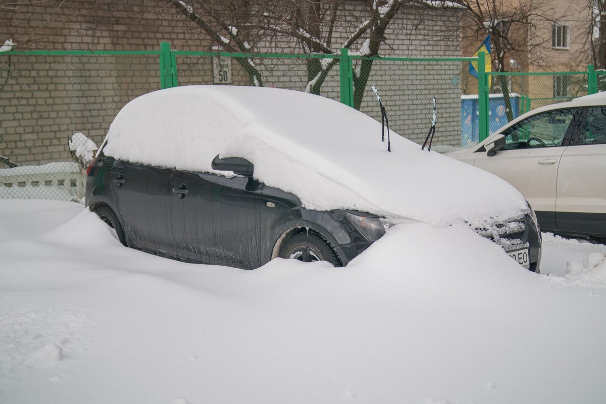 Машет с просьбой о помощи