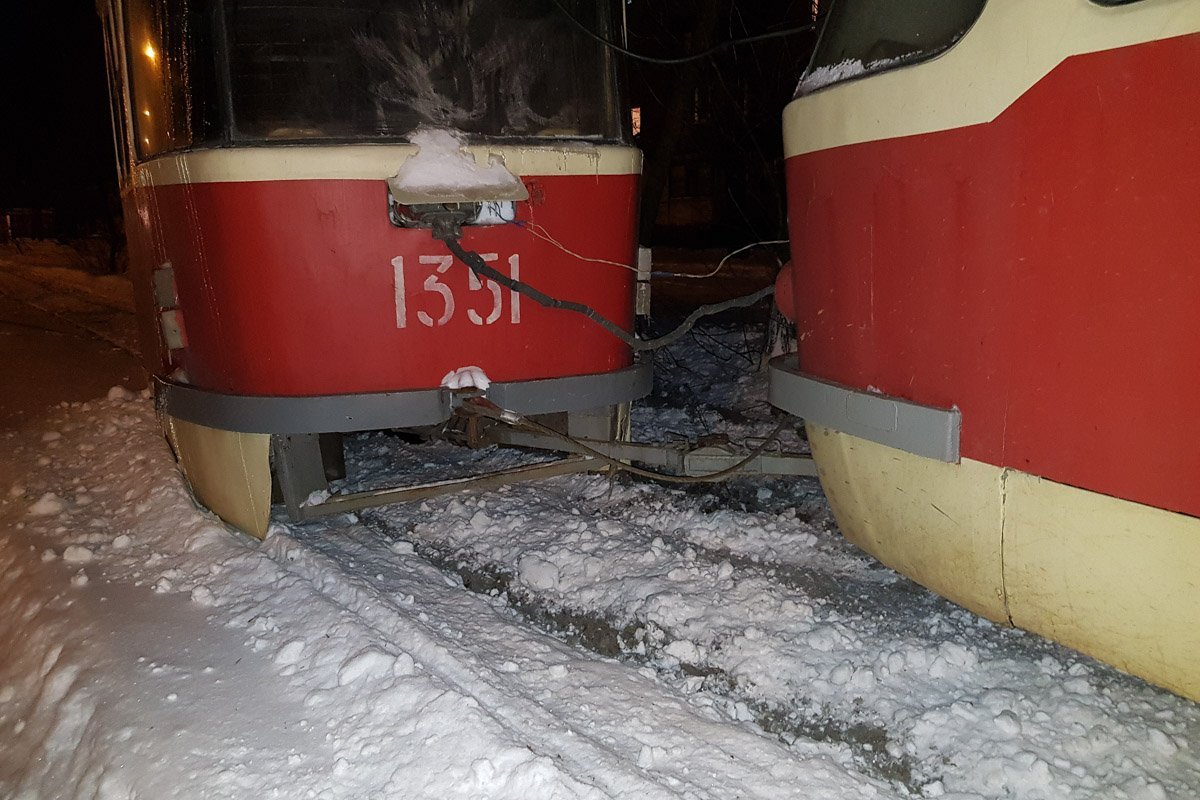 Трамвай сошел с рельсов