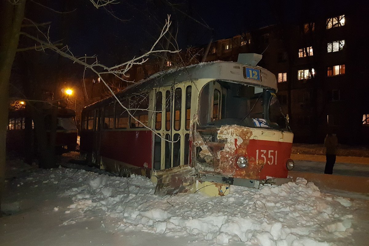 Трамвай ударился о дерево