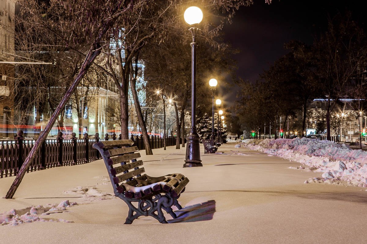 Глядя на огромные сугробы снега, сложно поверить, что буквально неделю назад город был охвачен мартовской лихорадкой