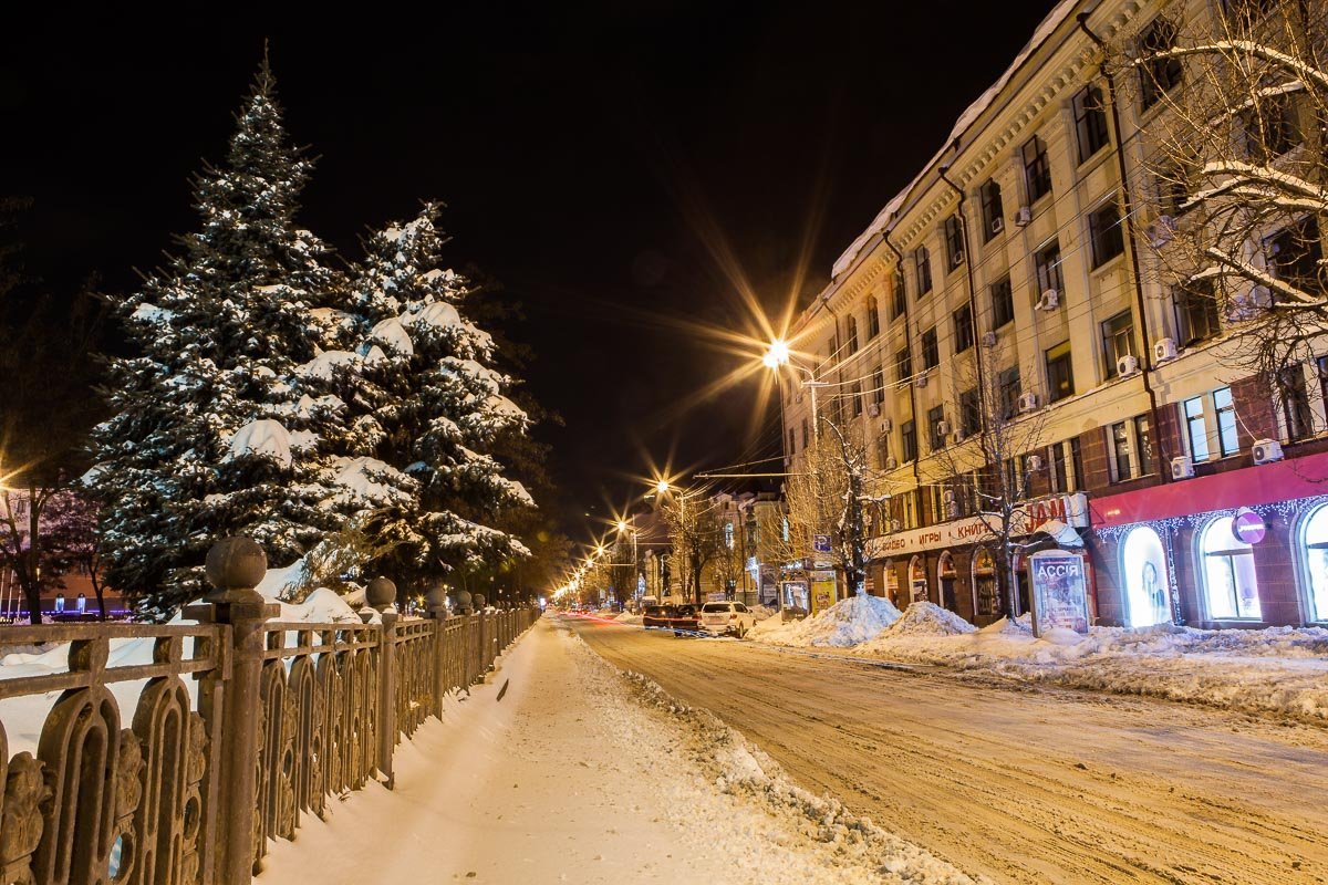 Мягкий свет фонарей, отражаясь в кристально-белом снегу, завораживает взгляды идущих горожан