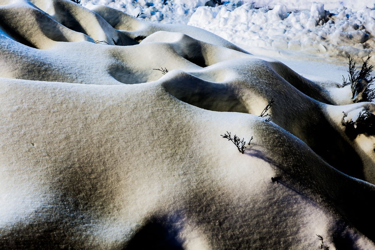 Особенно манят огромные груды снега, в которые хочется беззаботно нырнуть