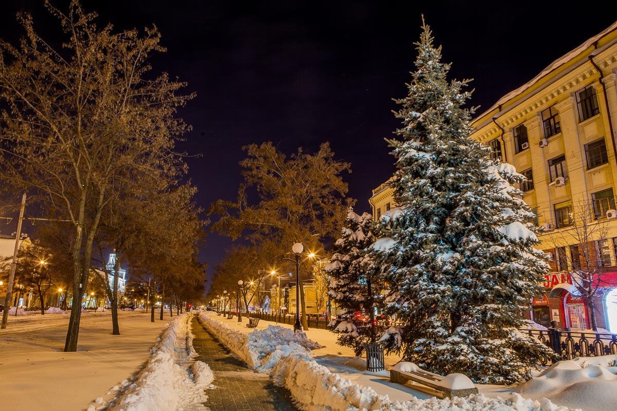 Вечерний пейзаж пустынных улочек наполнен особой романтикой