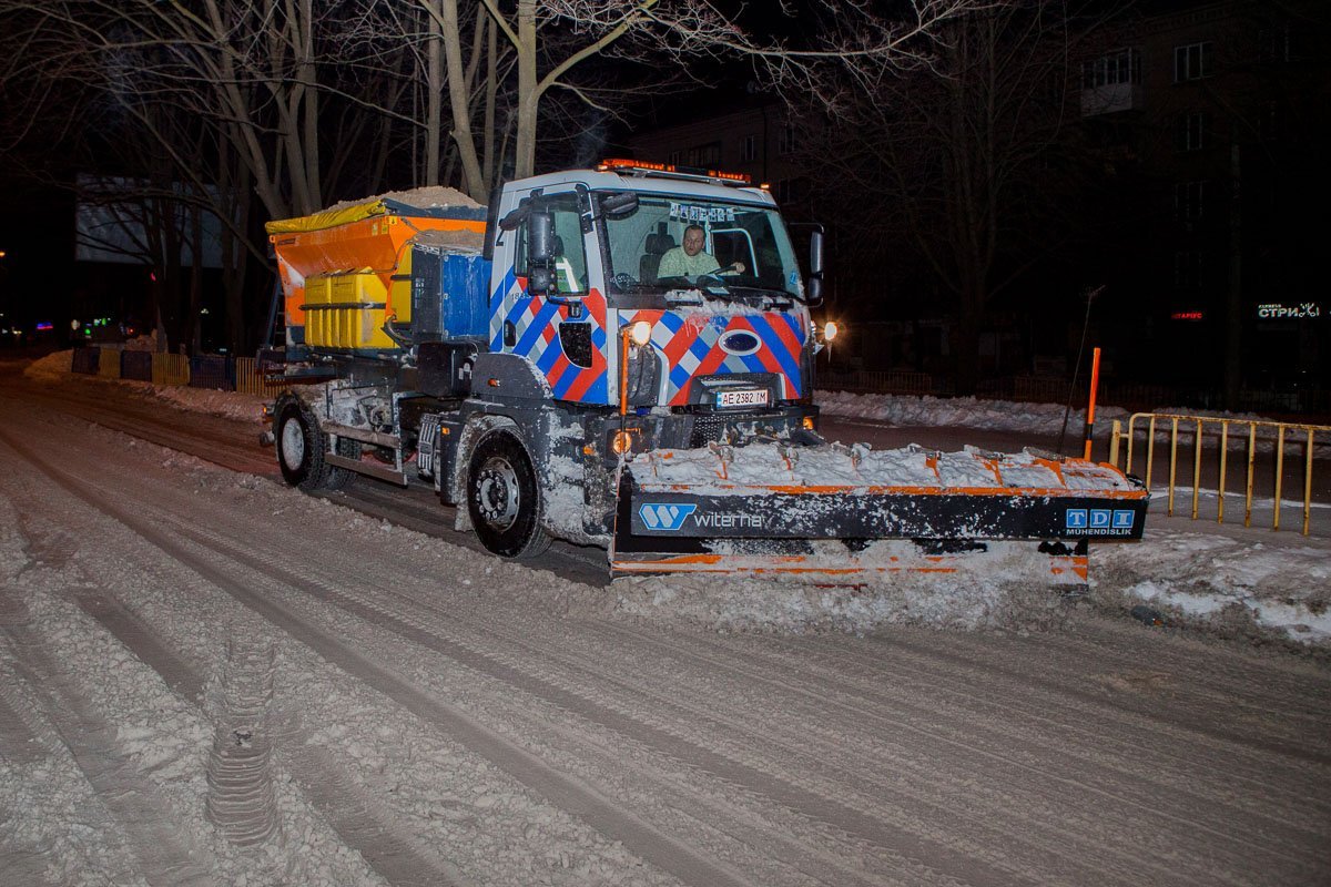 Сильная метель и обильный снегопад не прошли для Днепра бесследно Сильная метель и обильный снегопад не прошли для Днепра бесследно