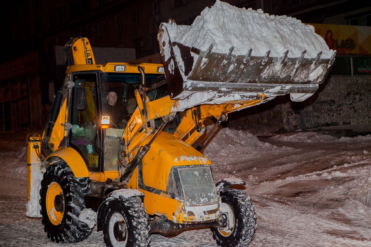 Пока жители Днепра мирно спят, работники коммунальных служб непрестанно трудятся Пока жители Днепра мирно спят, работники коммунальных служб непрестанно трудятся