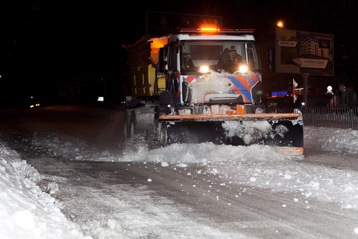 От снега очищают как автомобильные дороги, так и трамвайные рельсы От снега очищают как автомобильные дороги, так и трамвайные рельсы