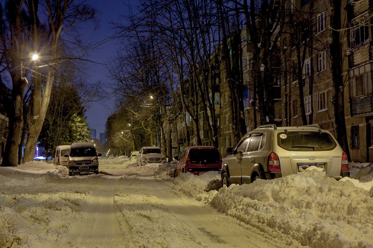 Из-за погодных условий многие водители пересели на общественный транспорт и оставили свои автомобили на улицах Из-за погодных условий многие водители пересели на общественный транспорт и оставили свои автомобили на улицах