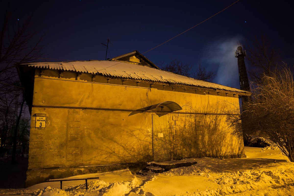 Город, окутанный снежной мартовской ночью, прекрасен Город, окутанный снежной мартовской ночью, прекрасен