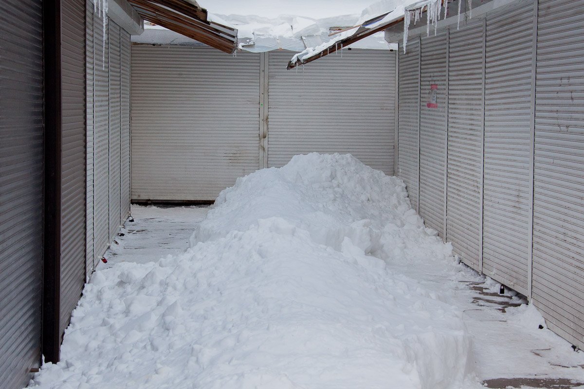 Несмотря на то, что снегоуборочная техника работала всю ночь, ситуация на дорогах остается сложной Несмотря на то, что снегоуборочная техника работала всю ночь, ситуация на дорогах остается сложной