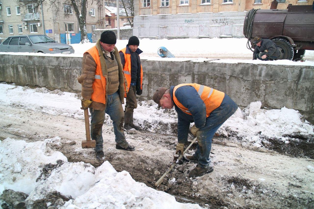 Рельсы расчищают вручную