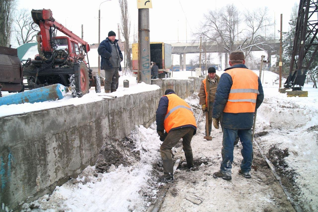 Коммунальщики расчищают трамвайные пути