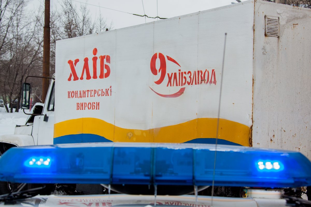 Фура загрузла в замерзшем снегу Фура загрузла в замерзшем снегу