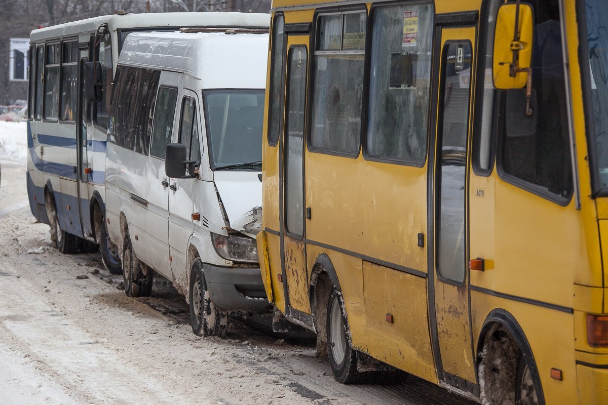 На проспекте Богдана Хмельницкого столкнулись три маршрутки c пассажирами На проспекте Богдана Хмельницкого столкнулись три маршрутки c пассажирами