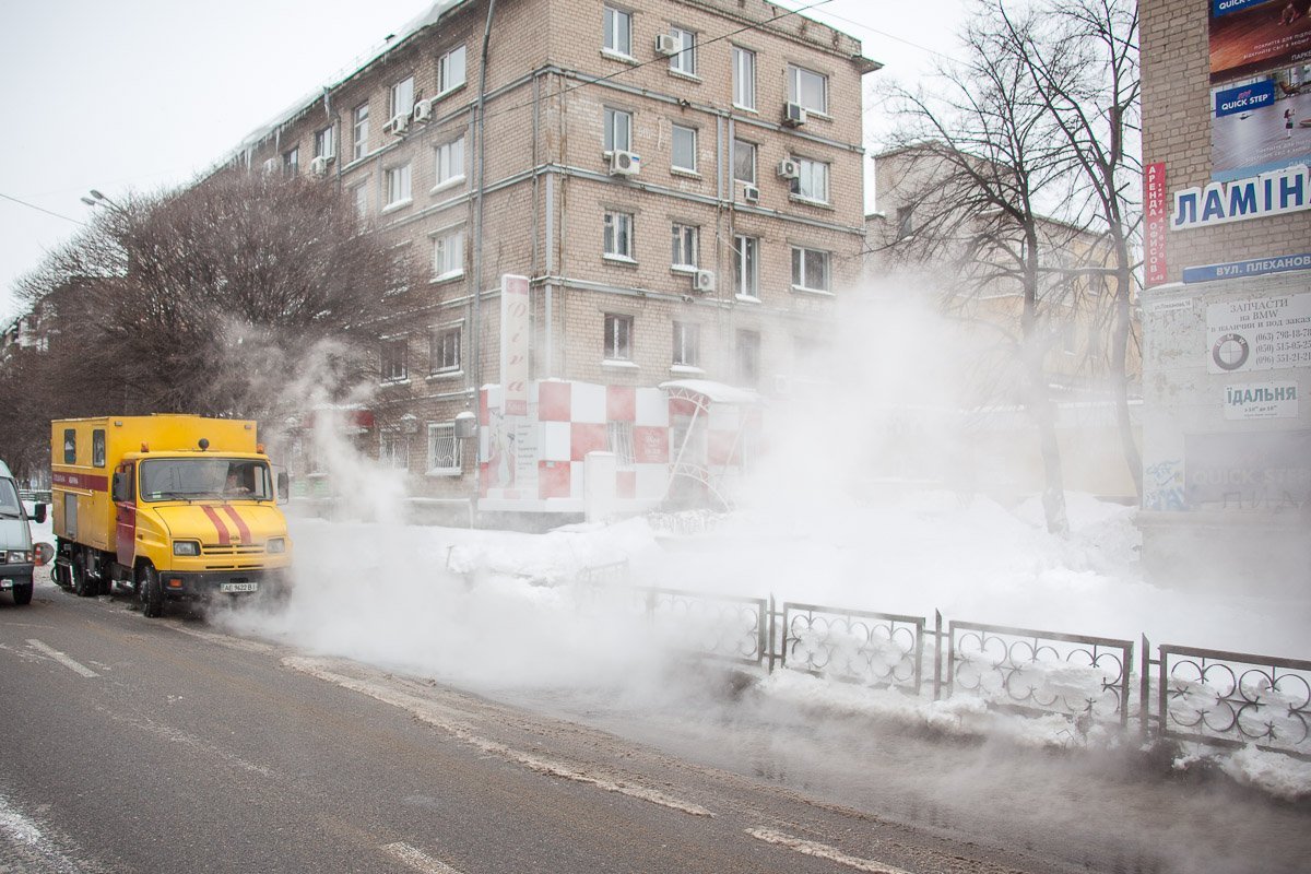 На улице Князя Владимира Великого прорвало теплотрассу На улице Князя Владимира Великого прорвало теплотрассу