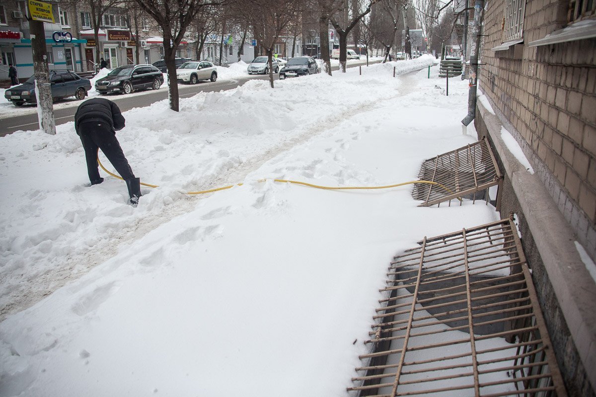 Проблема коснулась и офисных помещений, которые расположены в подвальной части дома №18 Проблема коснулась и офисных помещений, которые расположены в подвальной части дома №18