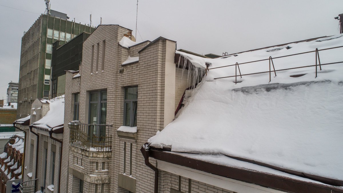 Снег на крышах тоже ждет момента