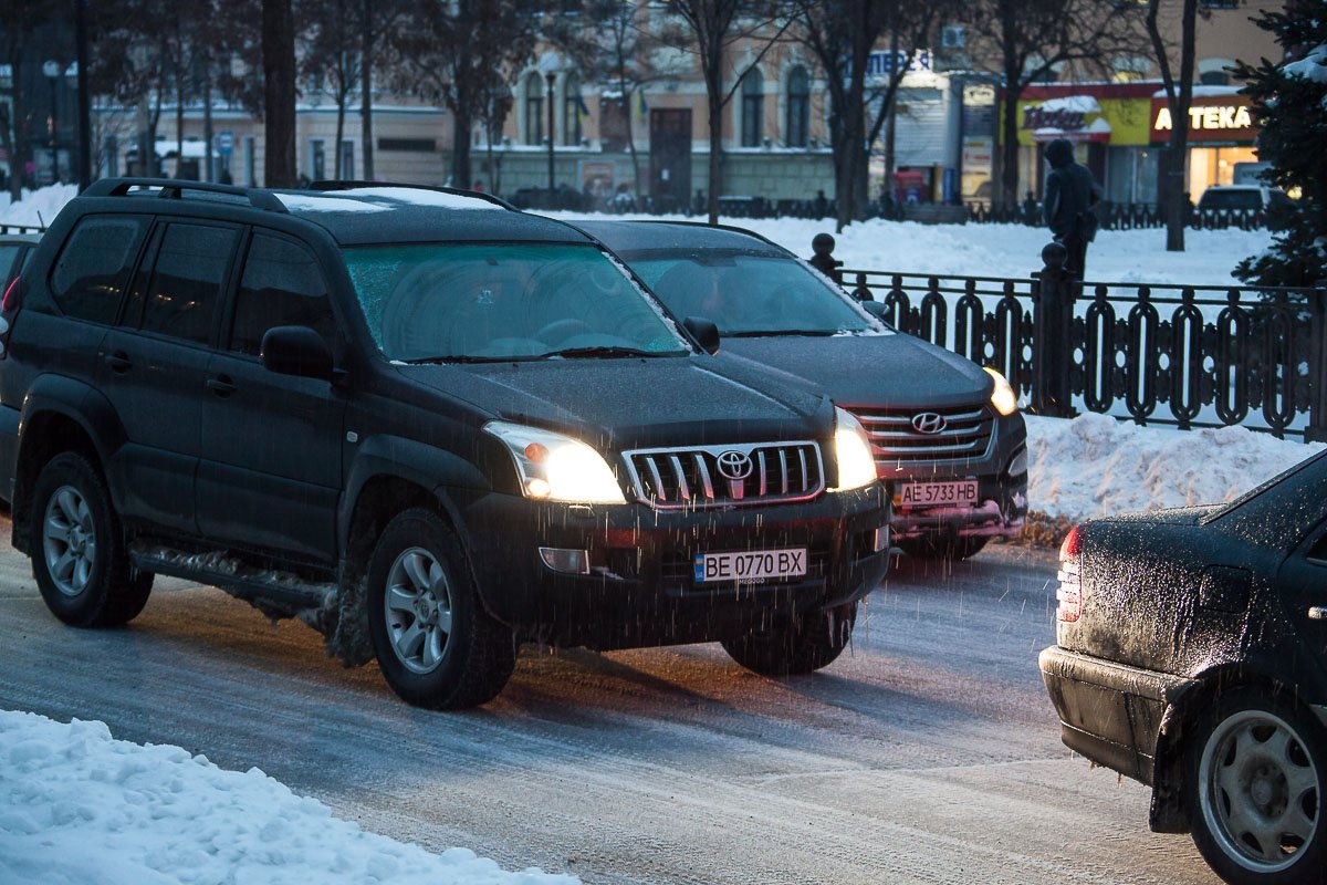 Из-за скользкой дороги - плохое сцепление