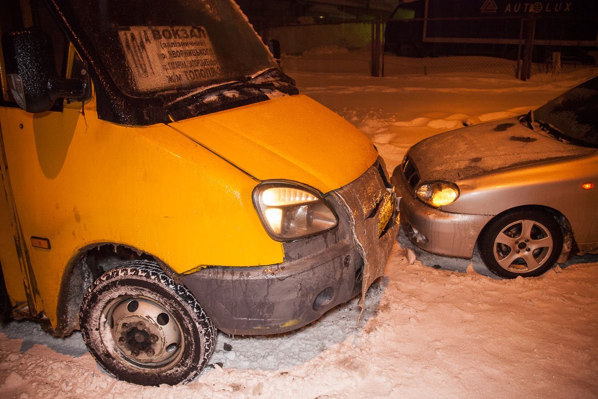 Маршрутка ехала по улице Караваева вверх Маршрутка ехала по улице Караваева вверх