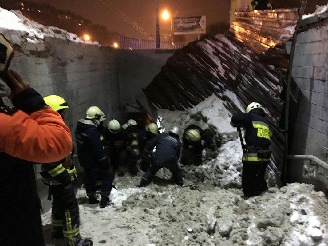 На место прибыли 17 человек личного состава На место прибыли 17 человек личного состава