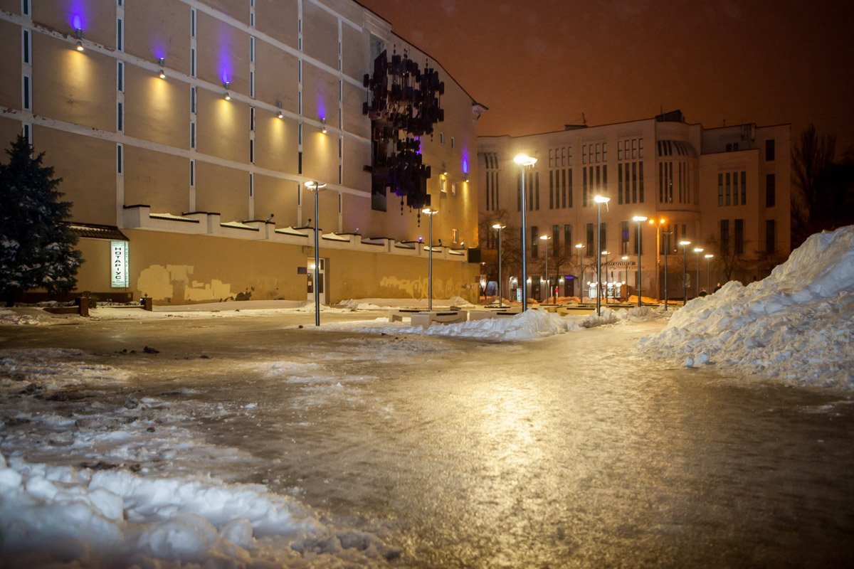 В некоторых районах Днепра дорога превратилась в настоящий каток