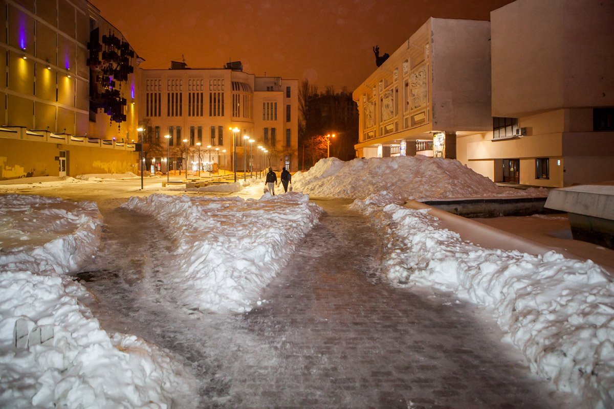Низкая температура воздуха спровоцировала замерзание дождя и на дорогах