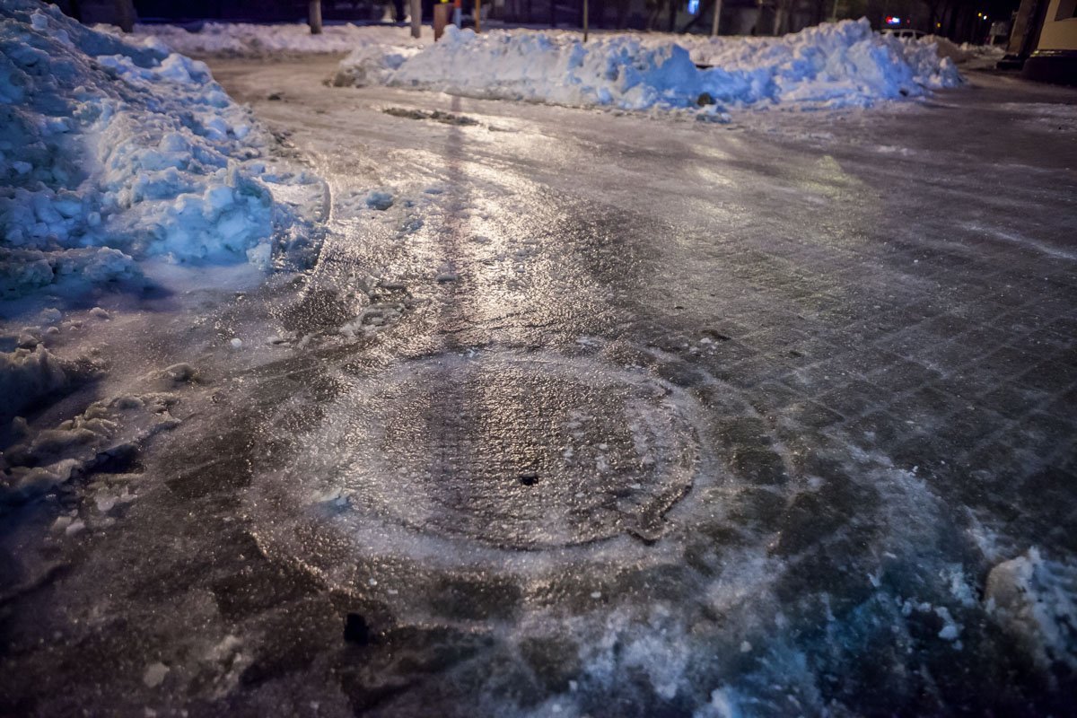 Во дворах, где еще не успели почистить или присыпать дорогу, на данный момент очень скользко