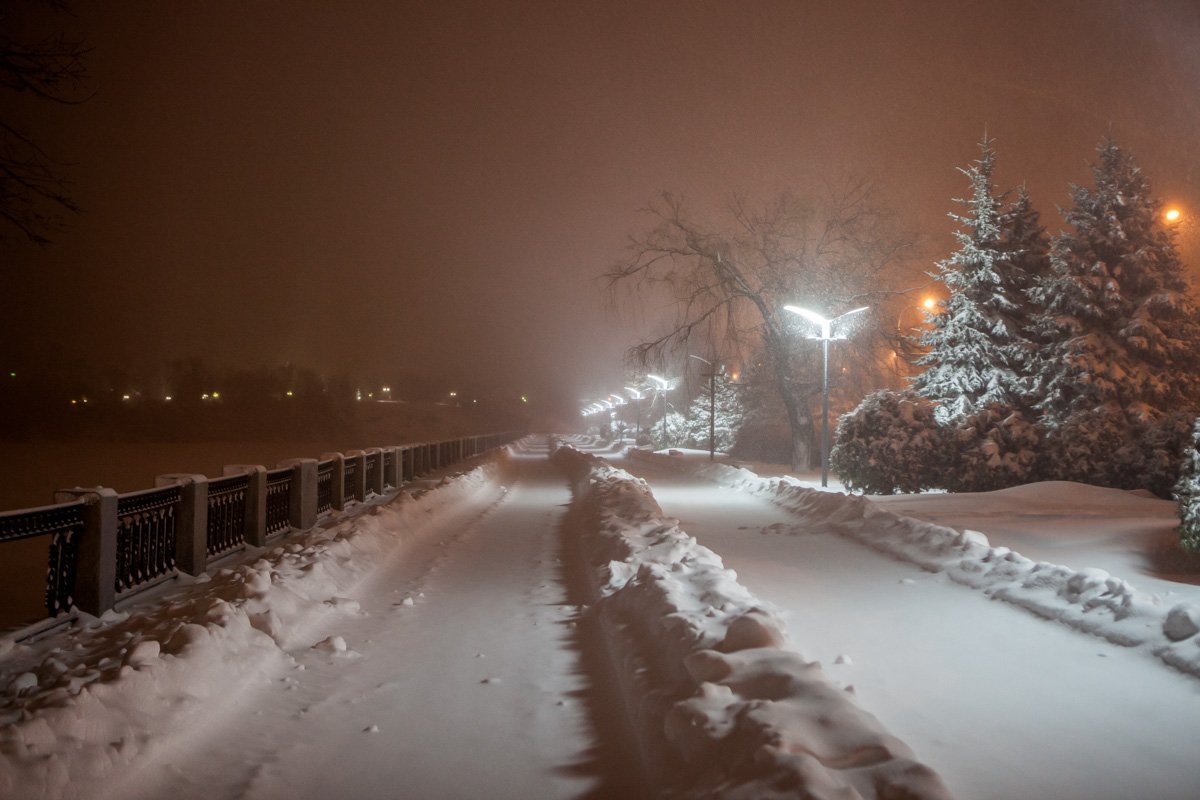 Одинокие фонари освещают небольшие островки пространства