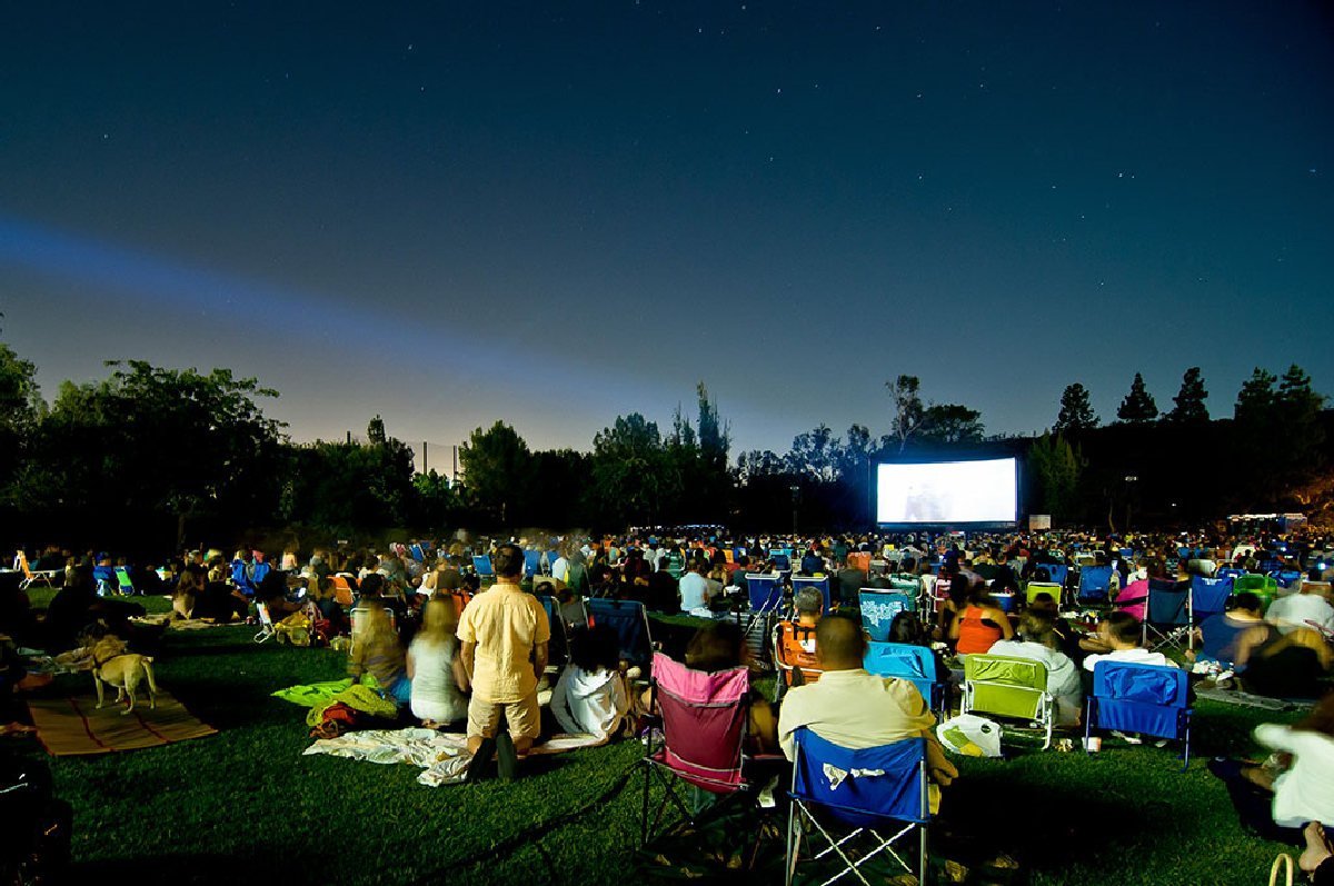 В теплый летний вечер можно посмотреть кино под открытым небом В теплый летний вечер можно посмотреть кино под открытым небом