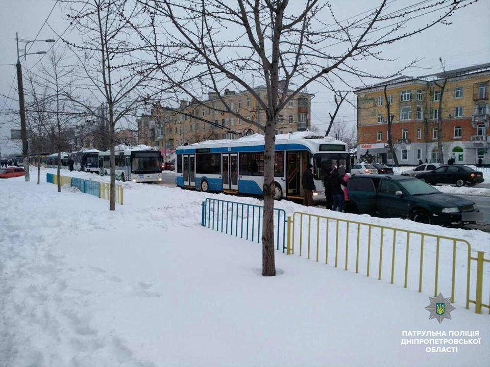 Цепочка из троллейбусов выстроилась на Слобожанском проспекте от улицы Калиновой Цепочка из троллейбусов выстроилась на Слобожанском проспекте от улицы Калиновой