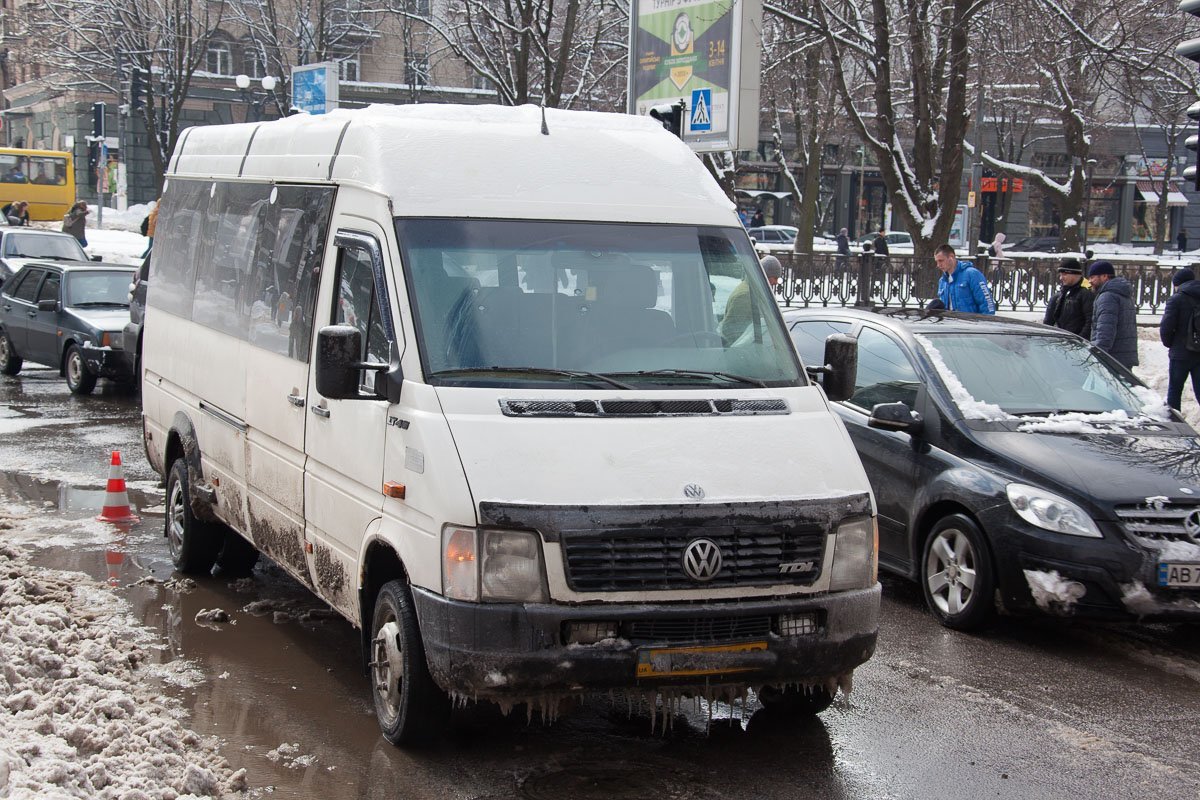 На перекрестке проспекта Дмитрия Яворницкого и улицы Сечевых Стрельцов женщина попала под колеса маршрутки