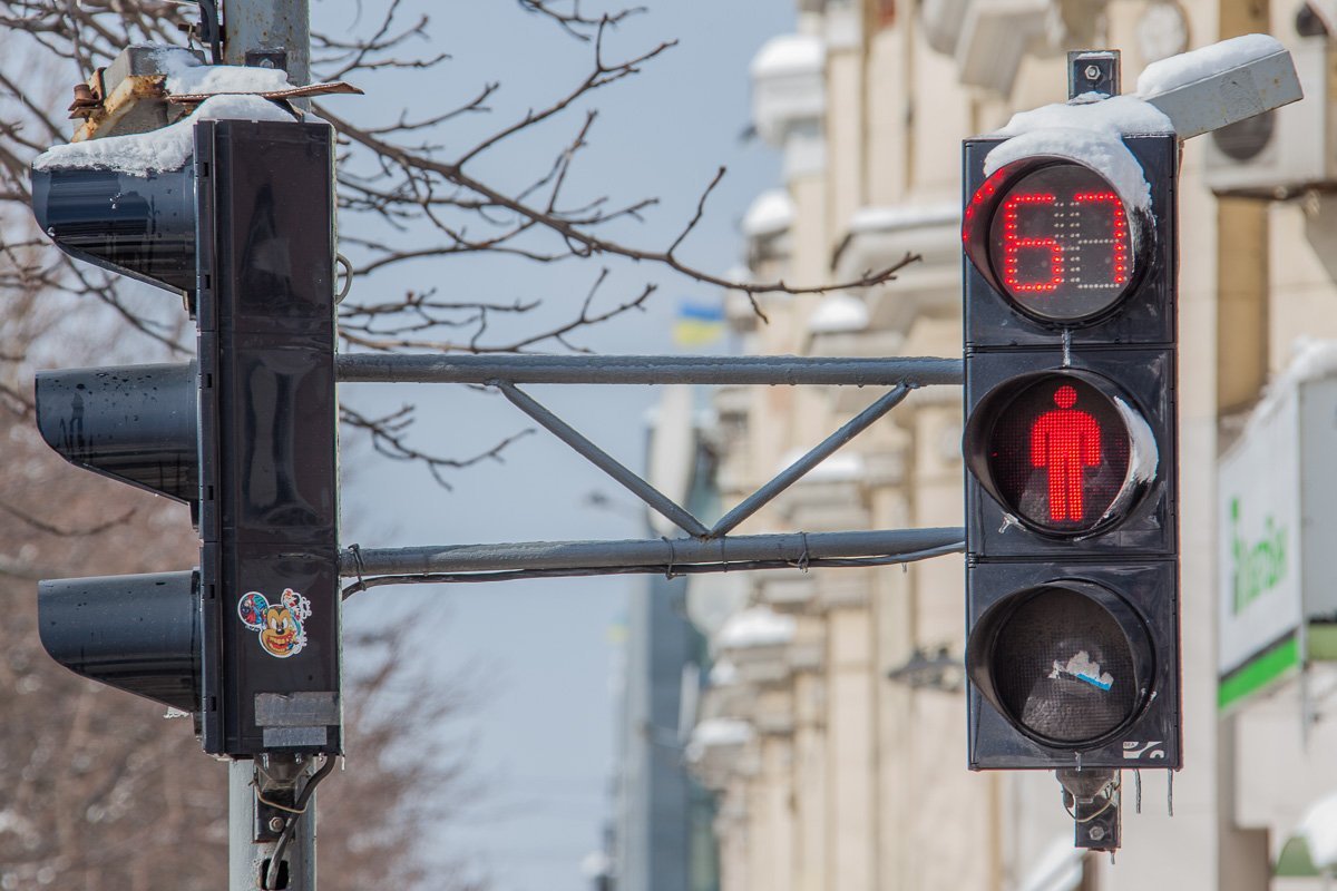 Возле пешеходного перехода расположены камеры "Безопасного города", записи с которых позже будут изучать следователи
