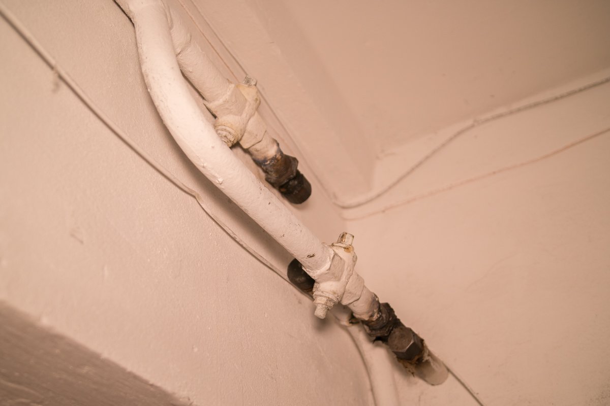 В доме проводили работы - некоторые трубы обрезали В доме проводили работы - некоторые трубы обрезали