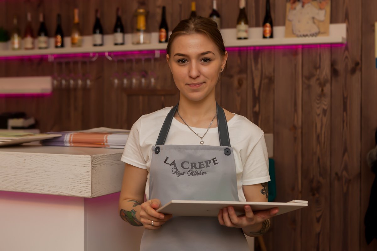 Официанты встречают гостей Официанты встречают гостей