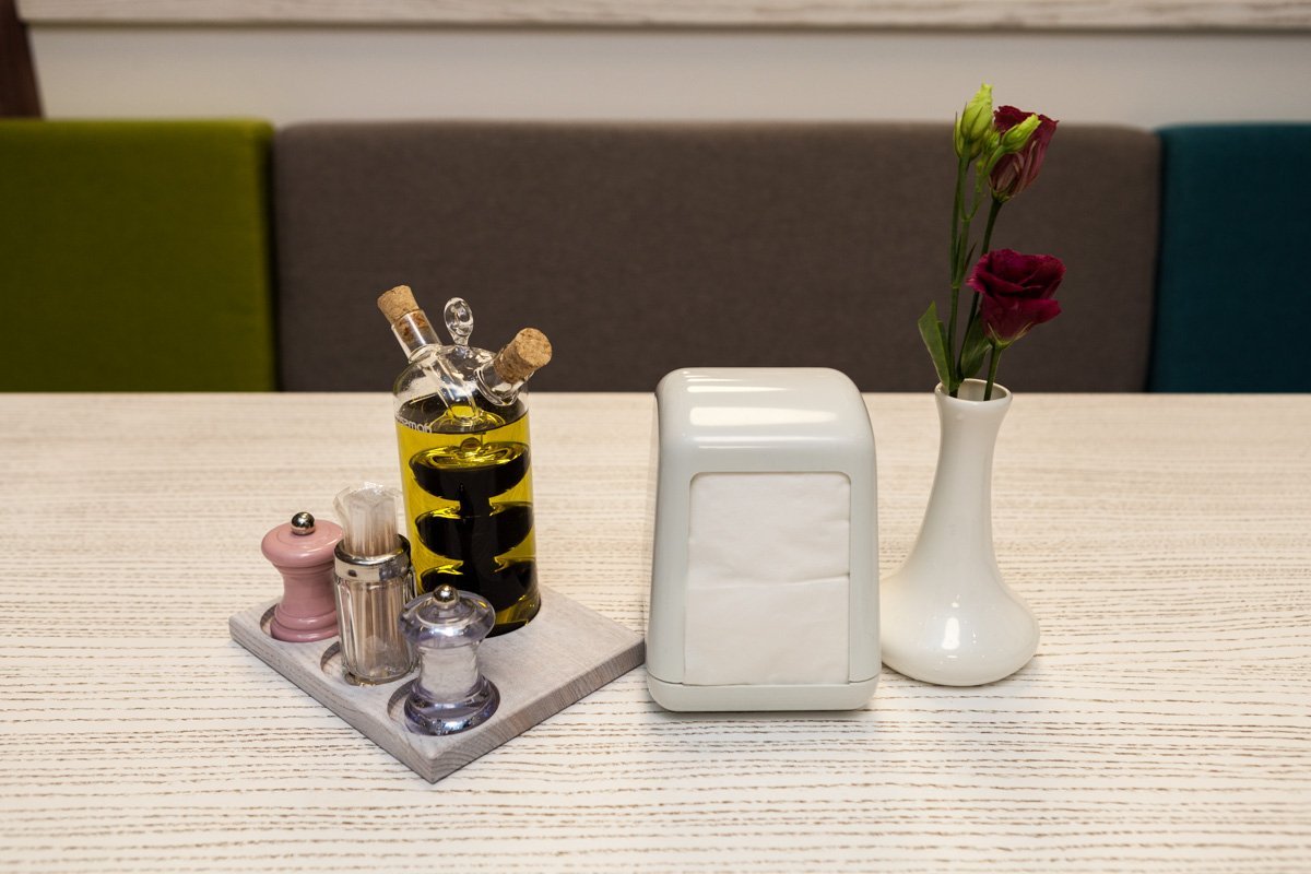 В качестве декора на столах стоят живые цветы В качестве декора на столах стоят живые цветы