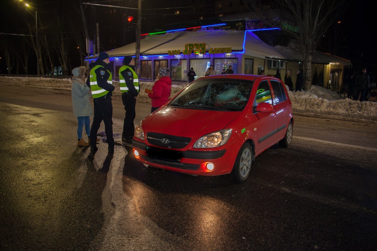 Во время того, как водитель иномарки проезжал перекресток с улицей Юрия Кондратюка, на дорогу внзапно выбежала девушка Во время того, как водитель иномарки проезжал перекресток с улицей Юрия Кондратюка, на дорогу внзапно выбежала девушка