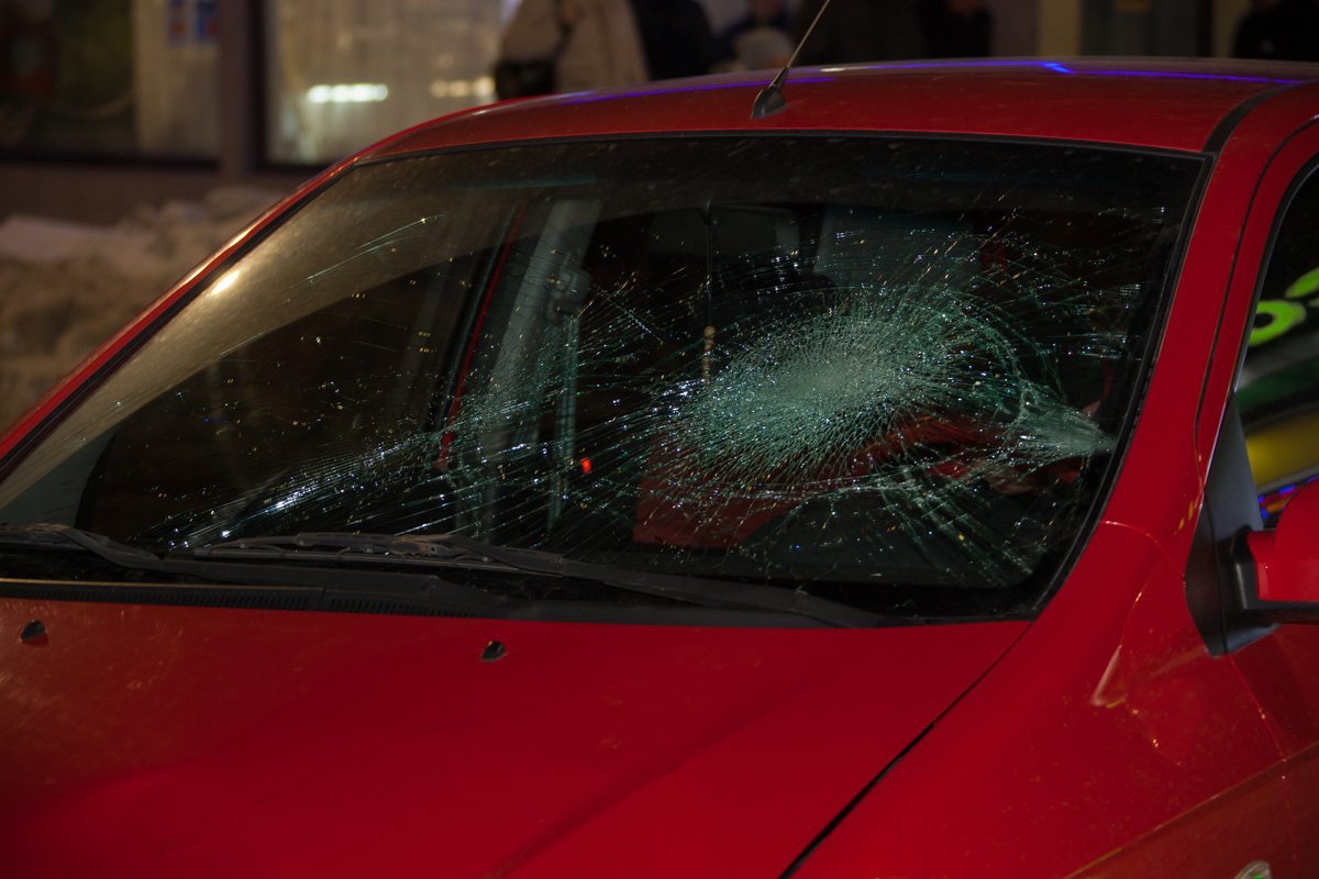 Из-за скользкой дороги водитель не смог резко затормозить, в результате чего девушка попала под колеса автомобиля Из-за скользкой дороги водитель не смог резко затормозить, в результате чего девушка попала под колеса автомобиля