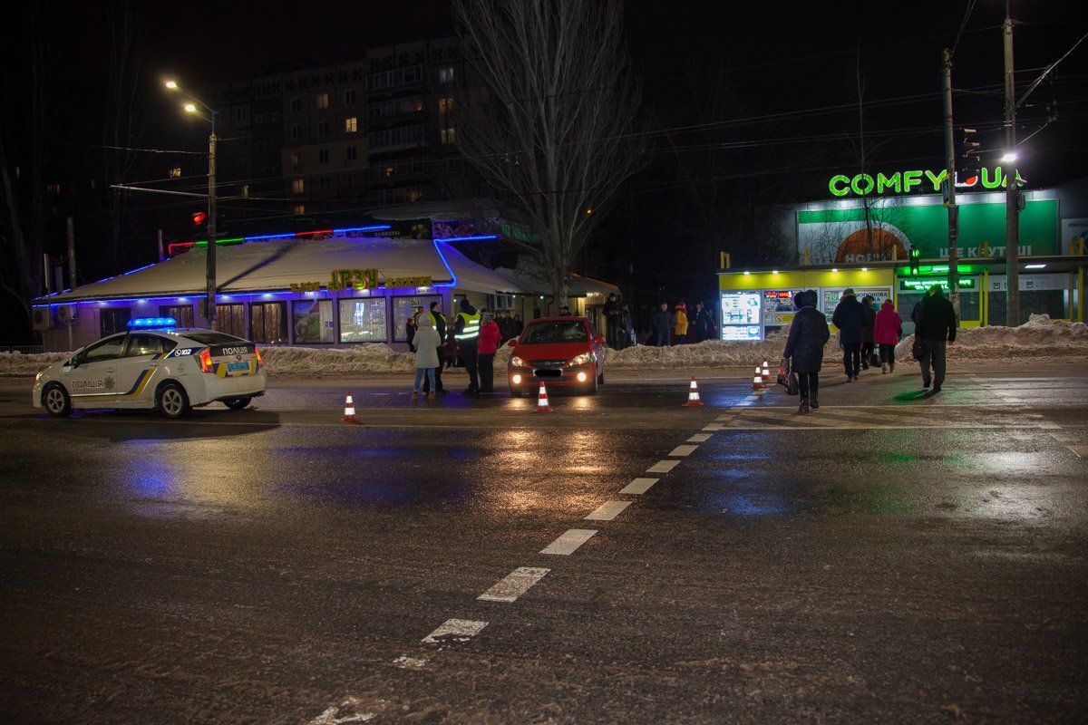 Предварительно, пострадавшая решила перебежать дорогу по «зебре» в то время, как цвет светофора был красный Предварительно, пострадавшая решила перебежать дорогу по «зебре» в то время, как цвет светофора был красный