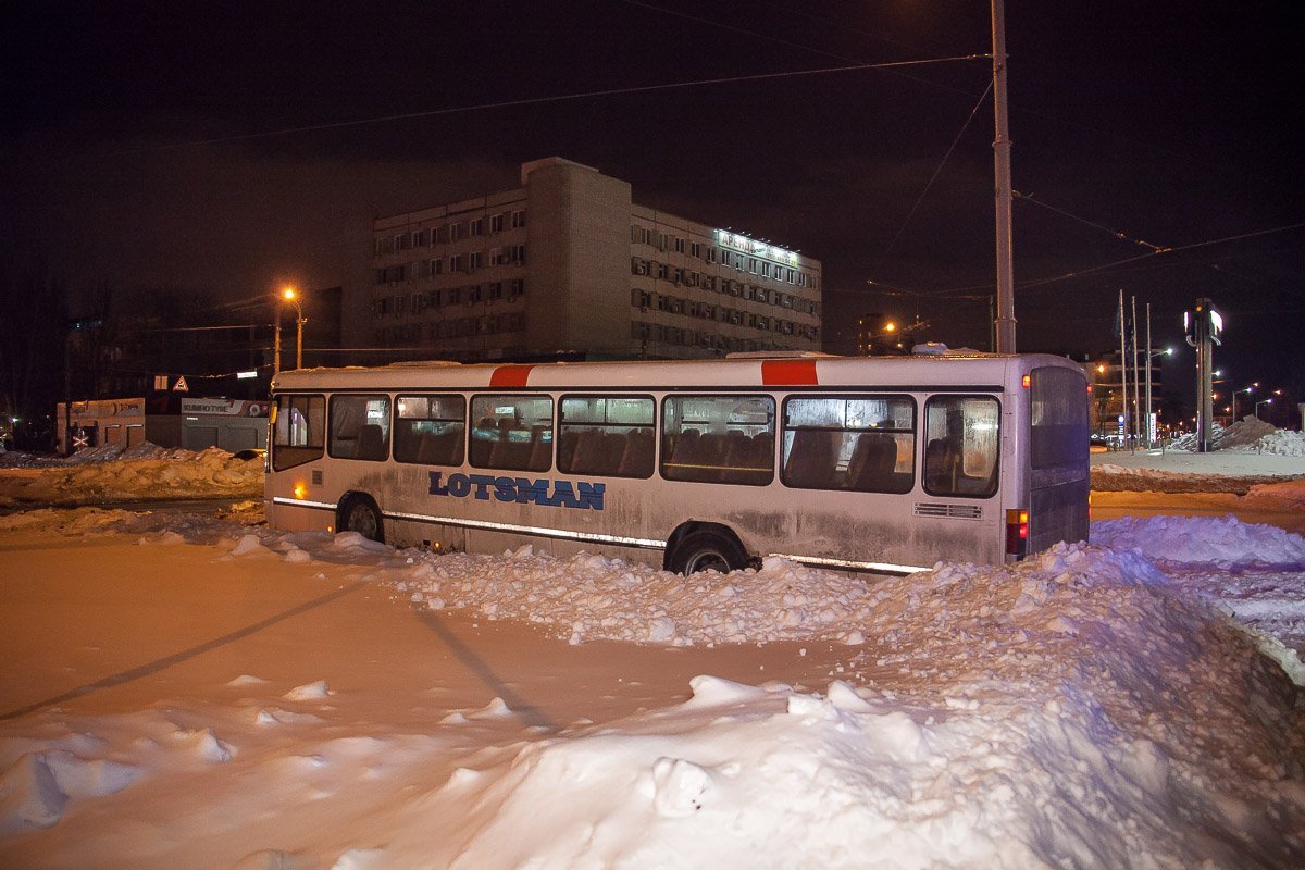 На площади Десантников маршрутное такси № 121 застряло на путях На площади Десантников маршрутное такси № 121 застряло на путях
