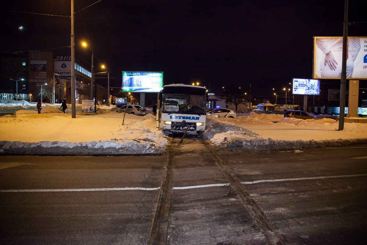 Автобус пытался объехать пробку Автобус пытался объехать пробку